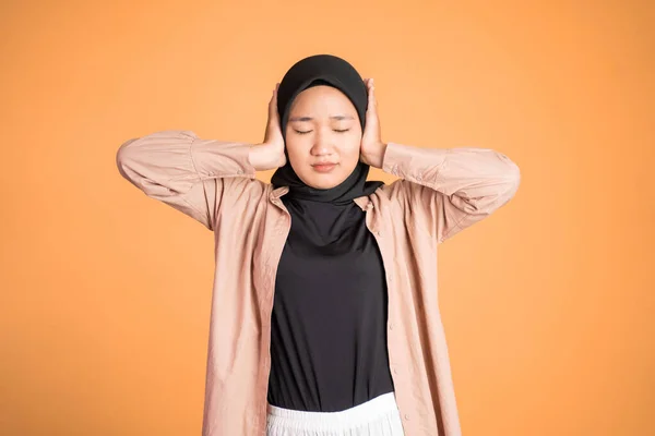 Porträt einer Frau im Hijab bedeckt ihr Ohr — Stockfoto