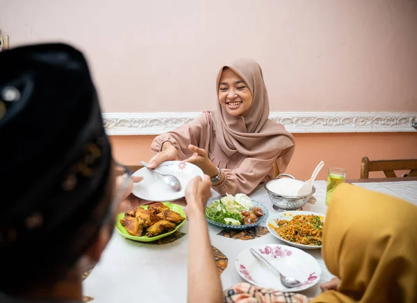 Muslim asia makan iftar di rumah mereka — Stok Foto