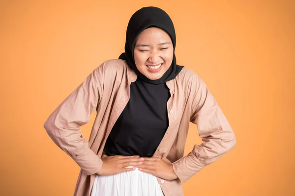 Muslimische Frau mit Schmerzen, beide Hände halten Bauch, wenn Bauchschmerzen — Stockfoto