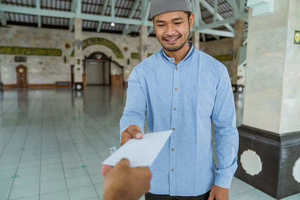 Muslim pria memberikan amal untuk Idul Mubarak di masjid — Stok Foto