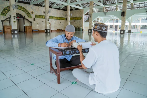 Hombre musulmán dando caridad zakat para eid mubarak en la mezquita —  Fotos de Stock