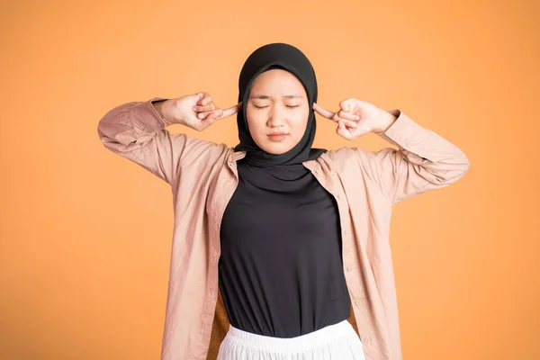Retrato de la mujer en hijab cubrir su oído — Foto de Stock