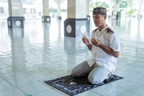 Muž muslim dělá modlitbu v mešitě — Stock fotografie