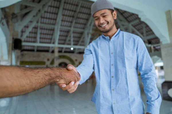 Musulmanes estrechando la mano en la mezquita —  Fotos de Stock