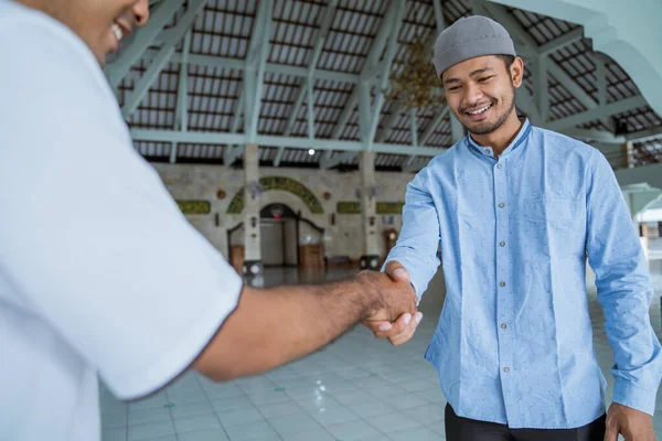 Muslim orang berjabat tangan di masjid — Stok Foto