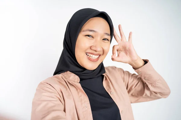 Frau im Hidschab hält Smartphone für Selfie in der Hand — Stockfoto