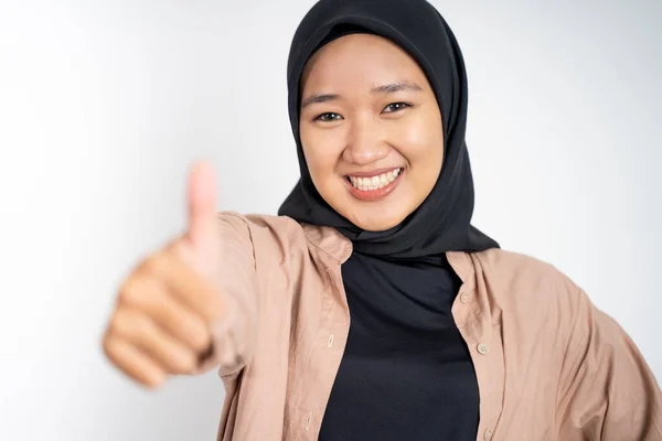 Vrouw in hijab glimlachen met duimen omhoog terwijl staan — Stockfoto