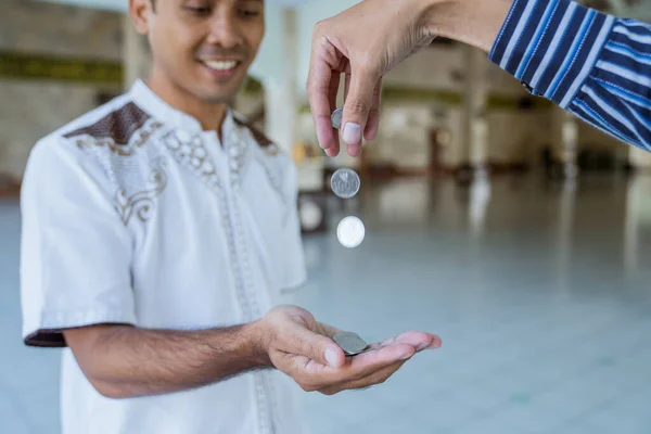 Moslem zahlt in der Moschee mit Bargeld Zakat — Stockfoto