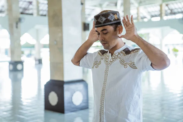 Asian muslim man takbir solat at the mosque — Stock Photo, Image