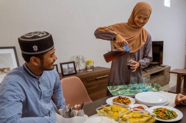 Arkadaş ve aile birlikte iftar orucu tutuyor.