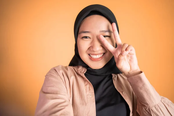 Donna in hijab in possesso di uno smartphone per selfie — Foto Stock