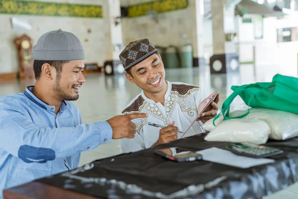 Muslim asia yang berdiskusi di masjid — Stok Foto