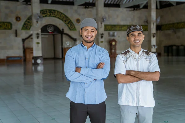 Muslim at the mosque looking at the camera crossed their arm — Stock Photo, Image