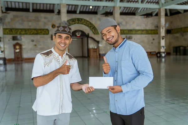 Hombre musulmán dando caridad zakat para eid mubarak en la mezquita —  Fotos de Stock