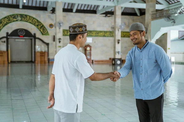 Muslimska människor skakar hand vid moskén — Stockfoto