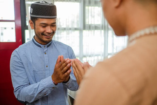 Wizyta rodziny w domu na eid mubarak uroczystości — Zdjęcie stockowe