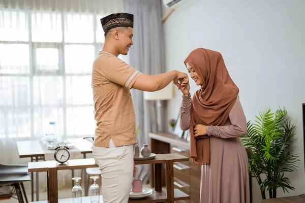 Muslim wanita berjabat tangan dan mencium tangan suaminya — Stok Foto