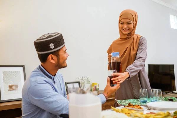 Σερβίρει φαγητό για το φίλο για το δείπνο iftar ή eid mubarak — Φωτογραφία Αρχείου