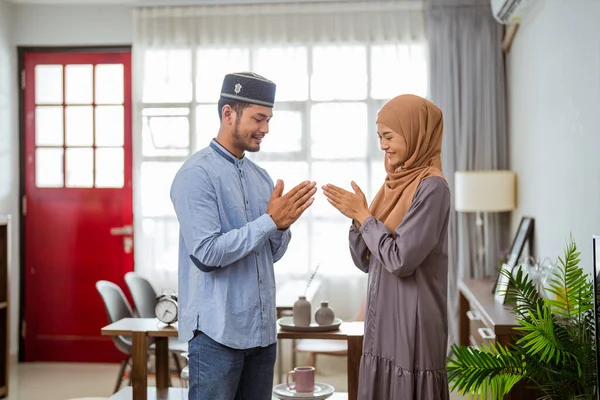 这对穆斯林夫妇相互原谅，把他们的指尖放在一起. — 图库照片