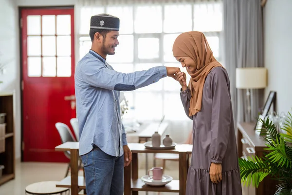 Muslim wanita berjabat tangan dan mencium tangan suaminya — Stok Foto