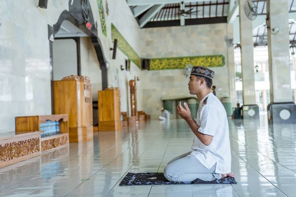 Man muslim gör bön i moskén — Stockfoto