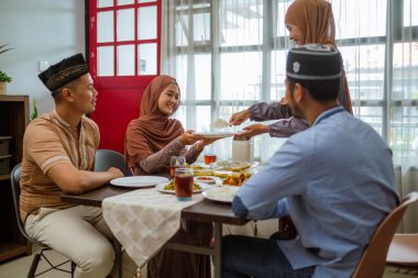 İftar yemeği ya da bayram mübareği için arkadaşa yemek servisi