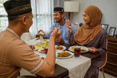 Asyalı Müslüman gençler iftar yemeği yiyorlar.