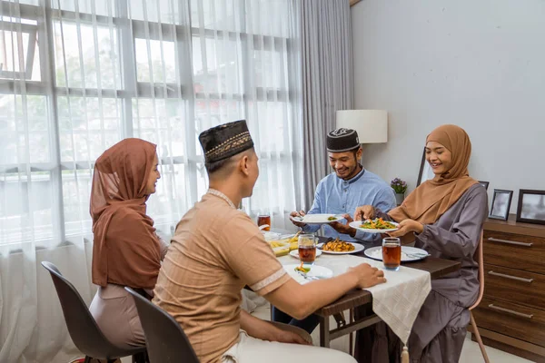 Teman muslim asia dan keluarga melakukan puasa bersama-sama — Stok Foto