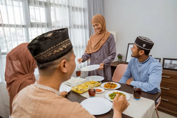 Asyalı Müslüman arkadaş ve ailesi birlikte oruç tutuyor. — Stok fotoğraf