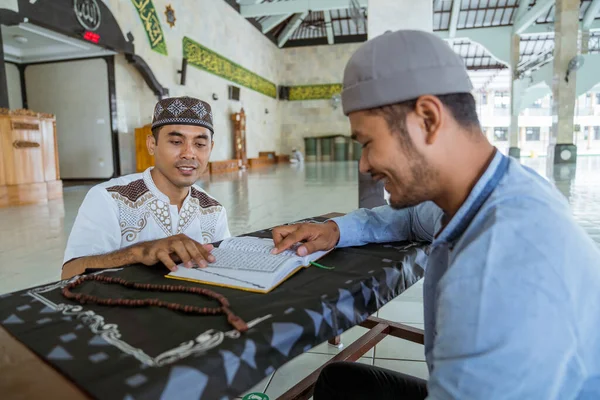 Man muslim learing to reading quran together during ramadan — Stock Photo, Image