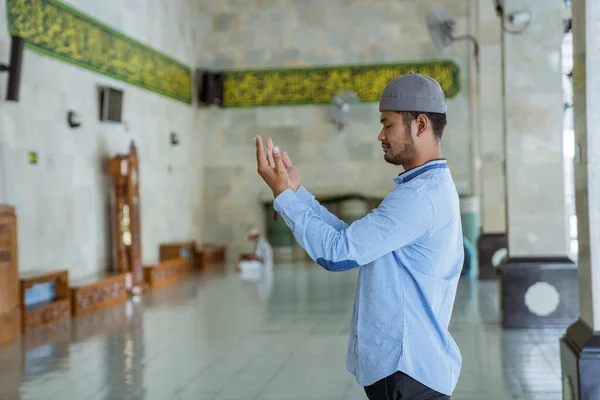 Hombre musulmán haciendo oración en la mezquita —  Fotos de Stock