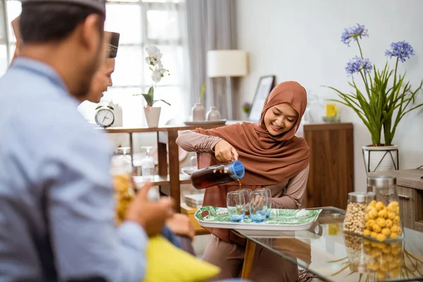 Visitando amigo e família durante o dia islâmico eid mubarak — Fotografia de Stock