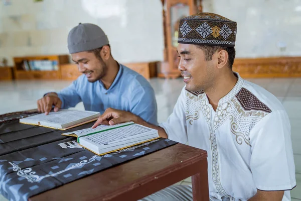 Hombre musulmán aprendiendo a leer quran juntos durante el ramadán —  Fotos de Stock