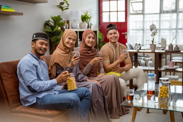 Visitando amigo e família durante o dia islâmico eid mubarak — Fotografia de Stock