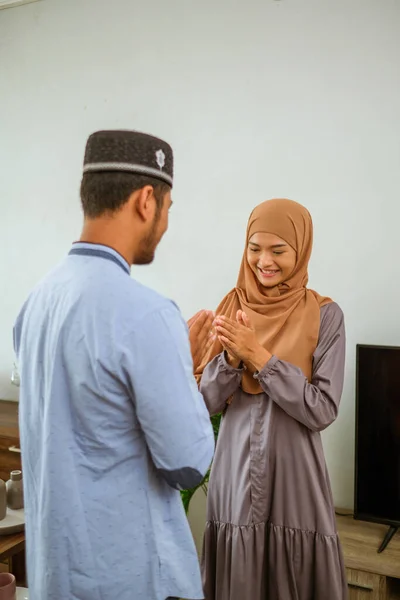 Pasangan muslim saling memaafkan meletakkan ujung jari mereka bersama-sama. — Stok Foto