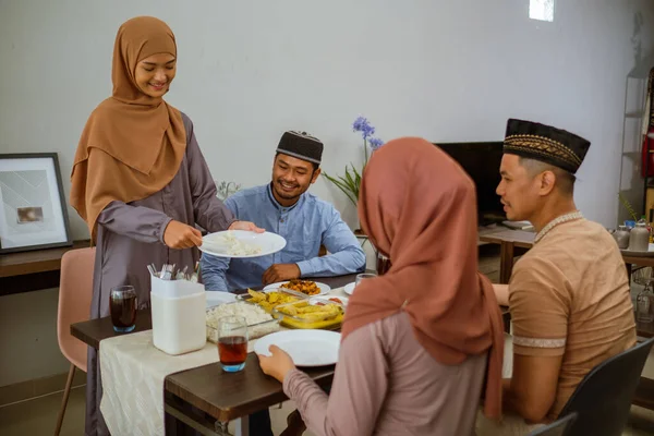 Servindo comida para amigo para iftar jantar ou eid mubarak — Fotografia de Stock