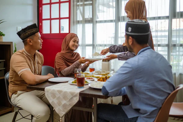 Serwowanie żywności dla przyjaciela na obiad iftar lub eid mubarak — Zdjęcie stockowe