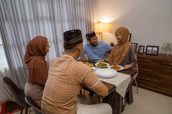 Amigo ter iftar jantar juntos em casa — Fotografia de Stock