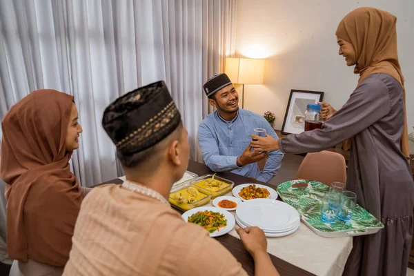 Teman dan keluarga memiliki istirahat berpuasa iftar makan malam bersama-sama — Stok Foto