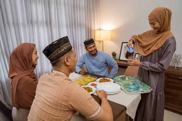Teman dan keluarga memiliki istirahat berpuasa iftar makan malam bersama-sama — Stok Foto
