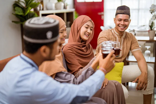 Muslime bejubeln ihr Glas und feiern gemeinsam eid Mubarak — Stockfoto