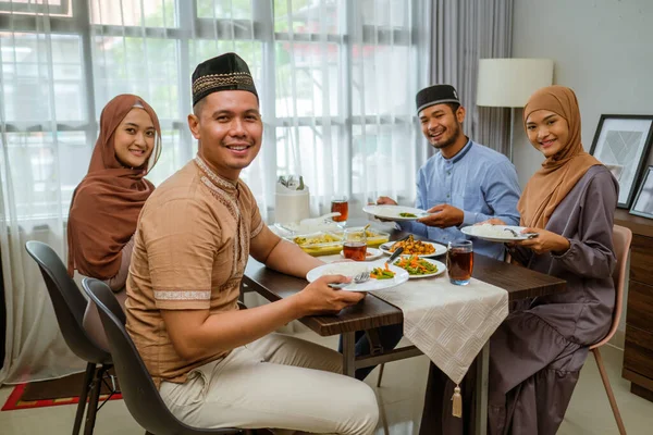 Asian muslim friend and family break fasting together — Stock Photo, Image