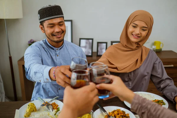 Muslim aplaudindo seu copo comemorando eid mubarak juntos — Fotografia de Stock