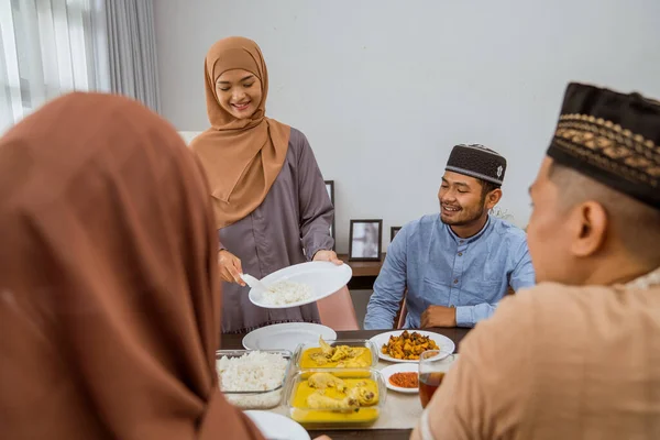 Teman muslim asia dan keluarga melakukan puasa bersama-sama — Stok Foto