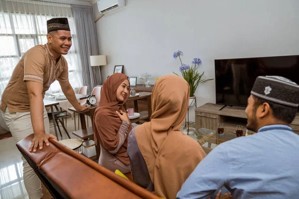 Visita amico e famiglia durante eid mubarak giornata islamica — Foto Stock