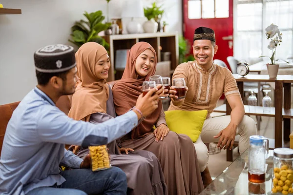 Musulmán animando su vaso celebrando eid mubarak juntos —  Fotos de Stock