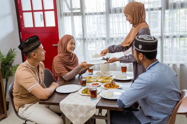 เพื่อนและครอบครัวชาวเอเชียชาวมุสลิมที่อดอาหารด้วยกัน — ภาพถ่ายสต็อก