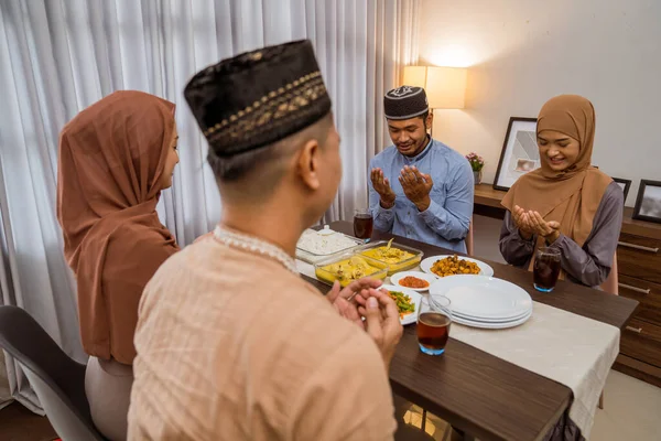 Muslim orang berdoa sebelum istirahat puasa makan malam bersama-sama — Stok Foto