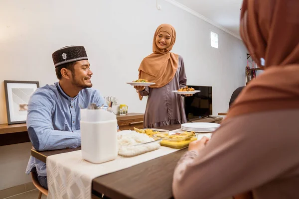 Serveert eten voor vriend voor iftar diner of eid mubarak — Stockfoto
