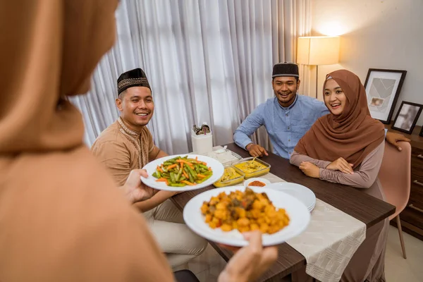 Подавать еду для друга на ужин ифтар или айд мубарак — стоковое фото